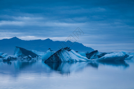 冰湖原明亮多彩的生动主题背景图片