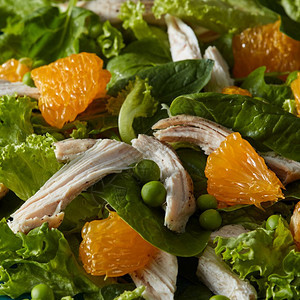 天然绿色背景包括自制沙拉的成分新鲜绿色清洁蔬菜鸡肉和柑橘水果生菜青豆橙子和鸡肉的天然新鲜沙拉图片