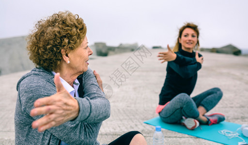 女人和教练一起在码头锻炼图片