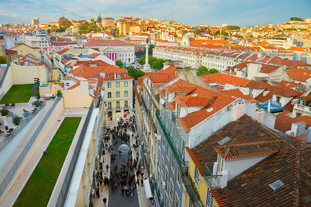 日落时在市中心Lisbon的空中城市景色拥挤的街道景色脚踏实地图片