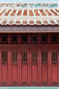 红色的旧木制人折叠门高清图片
