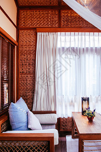 2013年6月日泰王国kanchburi泰王国内装有木制沙发和彩色枕头的亚洲客厅图片