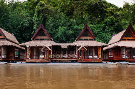 拜县树屋酒店泰国北碧府西郁的桂河木筏屋背景