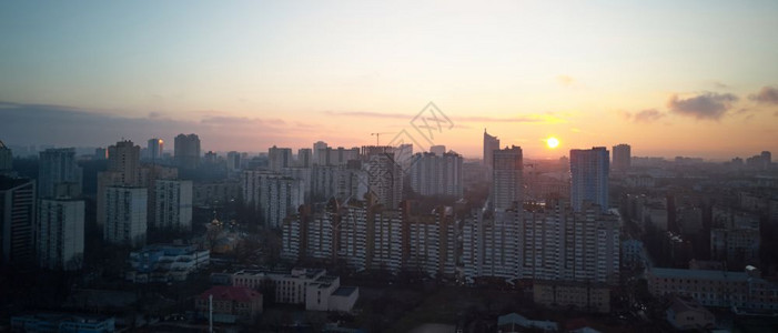 日出时鸟眼看到城市日出时一张来自无人机的照片日出时鸟眼看到城市图片