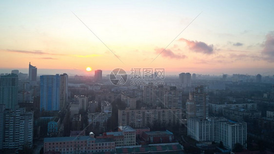早晨的空中观察现代的高层住宅日出时有云的红蓝天空早上的中观察基辅市的空中观察图片