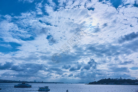 美丽的天空白云海船地平线上的伊坦布尔城美丽的天空海和城市的景象图片