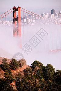 雾里著名的金门桥图片