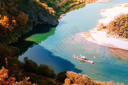 南科雷亚河边的cangwod游艇在seogan河上漂泊在seonam村有著名的观光路线带着多彩的秋林背景图片
