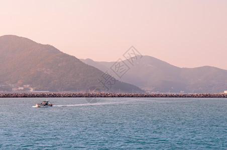 2013年8月6日韩国南部亚苏港山著名的观光游轮航道自然景象图片