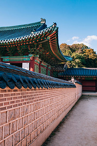 韩国建筑2013年月27日在韩国南边的Korea旧门和瓷砖屋顶大楼位于changdeokun宫殿也称为东位于韩国南边的Seoul五大宫殿背景