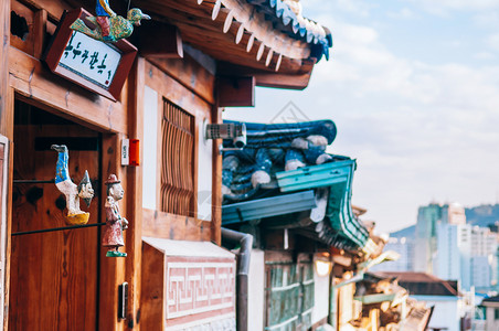 2013年月27日在韩国南部的Koreabukchonak村古老的韩国传统房屋建筑称为Hanok屋顶有瓷砖图片