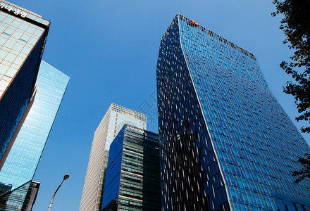 2013年月27日韩国南边明东区的玻璃墙高楼办公最佳购物区和著名旅游图片