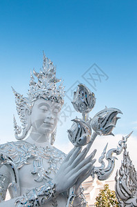白石膏天使雕像位于泰国江莱的watrongkhu寺庙图片