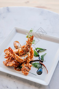 红咖哩加虾在美食餐厅白盘上吃虾图片