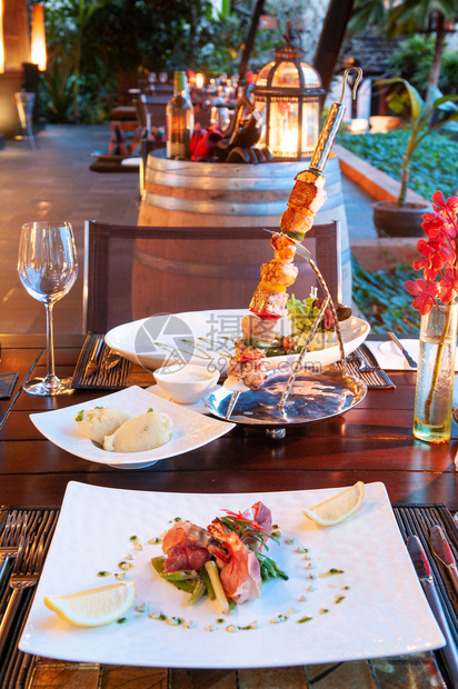 2013年月日泰国萨穆伊samui豪华度假餐饮晚宴桌日落时配有烧烤和海鲜图片