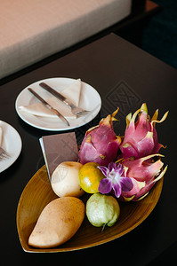 竹木篮子中的热带水果欢迎酒店中的水果篮高清图片