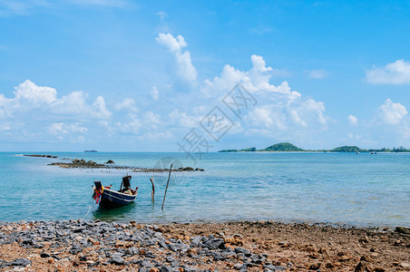 夏日在萨穆伊岛附近的高茶岩海滩泰河热带岛屿的长尾渔船蓝天沙乌伊岛图片