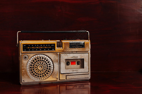 带深木背景录音机的老旧古生锈晶体管radito图片