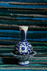 彩色蓝的花边托盘和瓷器彩色条纹布背景的瓷器图片
