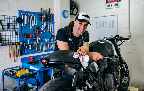 机械工在车间里装上定制摩托车机械工装上摩托车背景图片