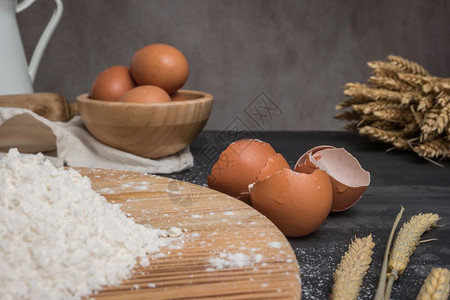 鸡蛋面粉和木桌底的滚筒准备制作自的拉维奥利意大面图片