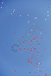 多彩气球满的在蓝色天空中飘动图片