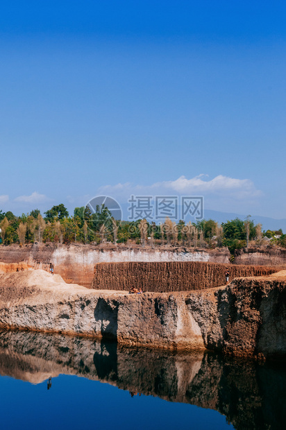 201年月8日吉昂马伊泰兰吉昂大峡谷旅游著名的悬崖跳跃点红和蓝水在泰国旅行图片