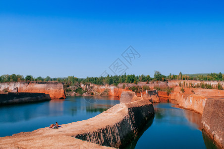 红悬崖和蓝水在泰国旅行图片