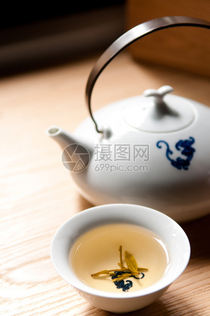 瓷器杯里有青茶背景里有瓷器壶图片