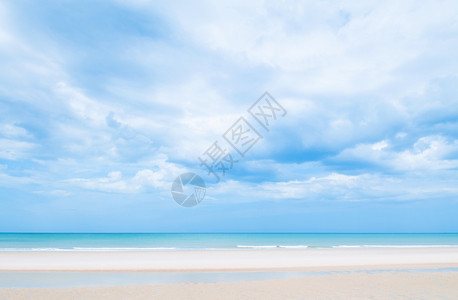 夏季沙滩蓝天空图片
