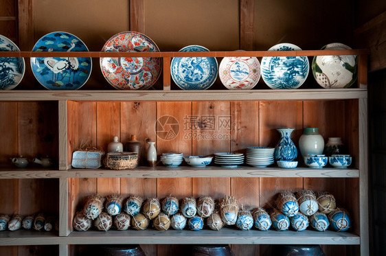 古老的代陶瓷器碗花瓶Bosnmura露天航空博物馆纪念品店的瓶子图片