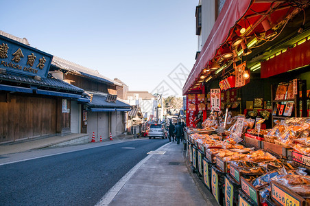 与日本零食店和餐馆一起购物街背景图片