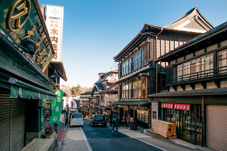 包括纪念品店和餐馆的购物街图片