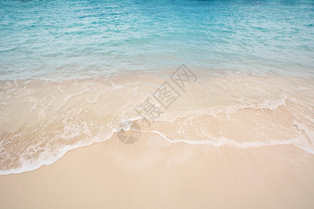 美丽的沙滩蓝色海浪滚到岸边在巴哈马斯的纳索图片