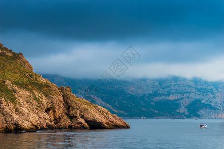 自然海景岩石海岸平静和戏剧天空图片