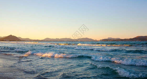 海浪和麦多尔卡的日落能够进食巴利海岛西班牙图片