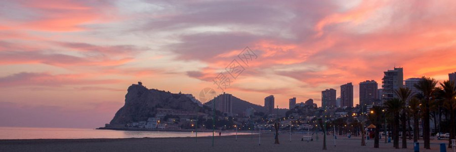 全景海岸的风日落从意大利海豚到西班牙的阿利坎特图片