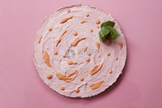 玉米干酪蛋糕夹奶油和薄荷叶粉红背景美味的玉米干酪蛋糕图片