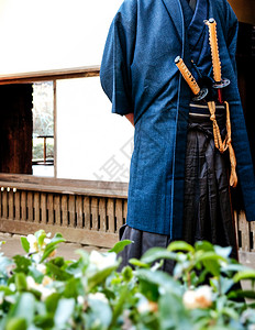 一个穿蓝武士服的日本男子身穿蓝武士服双卡塔纳半身中图片