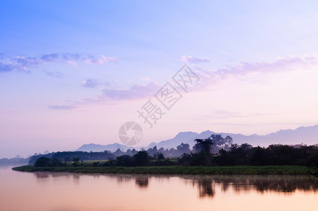 夜晚或清晨美丽的三边风景温暖日落或光山景在平静的河流表面反射图片