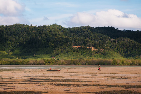 当地有渔船的泰国人在青红树林的泥土地上KrabiThlndKohlant岛Krbihlnd图片