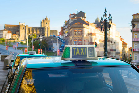 火车站的出租司机背景里韦拉波尔图加图片