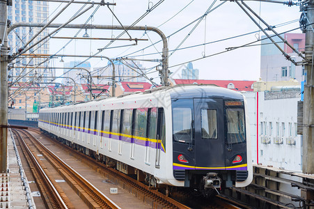 城市一幕地铁列车到达站上海背景图片
