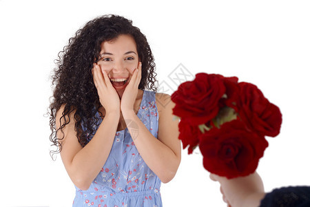 女子收到红玫瑰花束图片