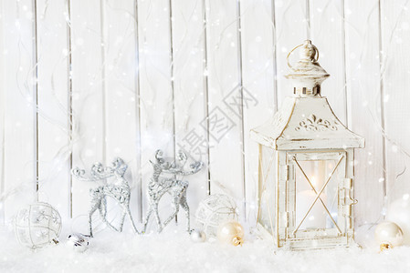 美丽的节日背景用白色灯笼点燃蜡烛雪上装饰圣诞节的品带有复制空间图片
