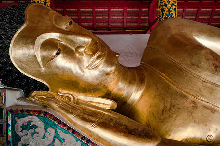 在海绵泉庙的礼拜堂里金色的仰卧着布丁达雕像图片