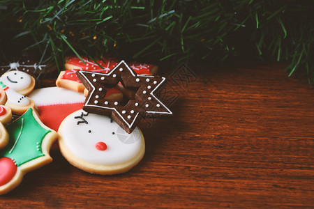 在木制桌子上贴喜剧装饰品的彩色圣诞饼干近视xmas假日概念图片