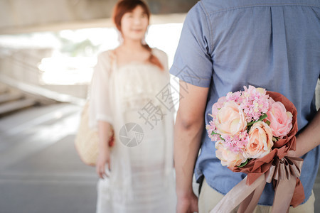 男人拿着花束给女朋友情人节的加图片