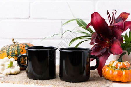 两杯黑火甜菜咖啡杯果酱橙南瓜和红莉空杯子用来促销设计图片