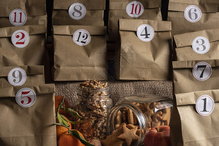 许多经典的棕色纸袋上面有数字中间是装有核桃和饼干的罐子图片